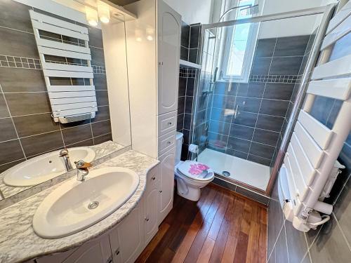 une salle de bain avec un lavabo, une douche et des toilettes dans l'établissement ROL2 - Beau 2 pièces avec balcon et vue mer latérale, à Cannes