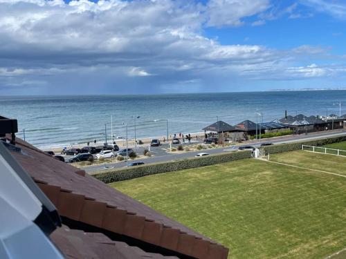 Una vista de la playa y el océano desde un edificio. en Studio Vue Mer, en Villers-sur-Mer