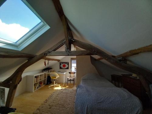 En eller flere senge i et værelse på Maison dans charmant petit jardin