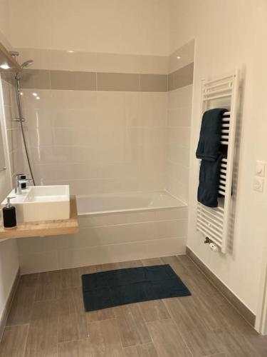 une salle de bain avec un lavabo et une baignoire dans l'établissement Appartement climatisé au coeur de la Provence lac et parcs d'attractions 10mn Avignon, à Monteux