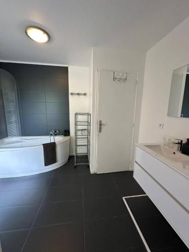 une salle de bain avec une baignoire, un lavabo et des toilettes dans l'établissement Villa Constance 2 - Spacieux Duplex avec piscine privative, à Antibes