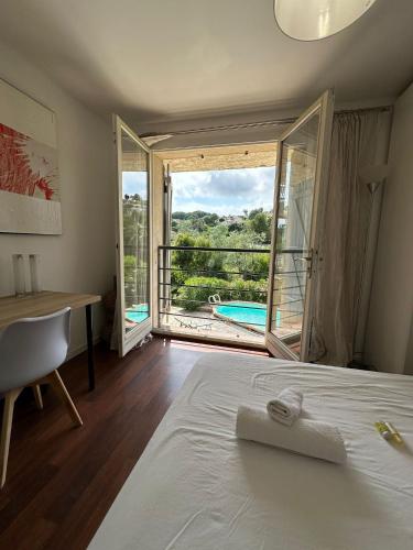 une chambre avec un lit, un bureau et une fenêtre dans l'établissement Villa Constance 2 - Spacieux Duplex avec piscine privative, à Antibes