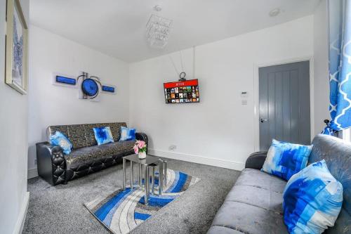 a living room with a couch and a table at -16PT- For your relaxed & Cosy stay & Free Parking in Leeds