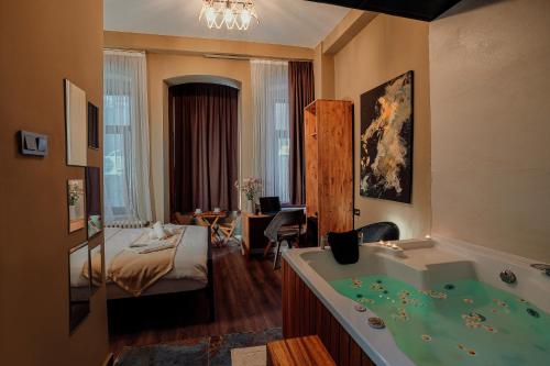 een badkamer met een bad en een slaapkamer bij THE BEYBÛN HOTEL in Istanbul