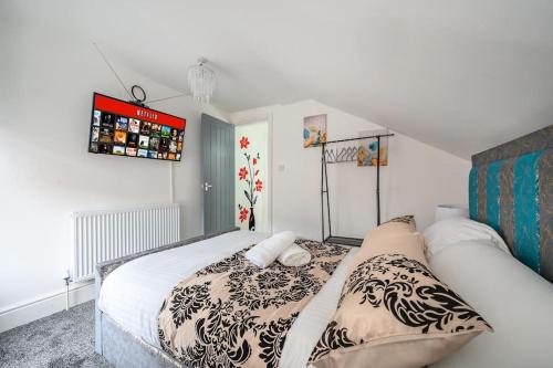 a bedroom with a large bed with pillows on it at -16PT- For your relaxed & Cosy stay & Free Parking in Leeds
