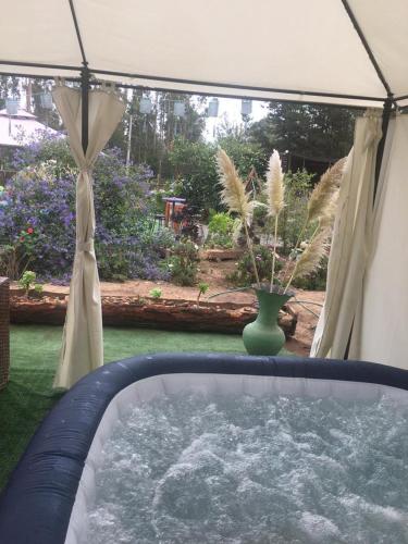 a hot tub with a vase in a yard at Casa Nahuel in Algarrobo