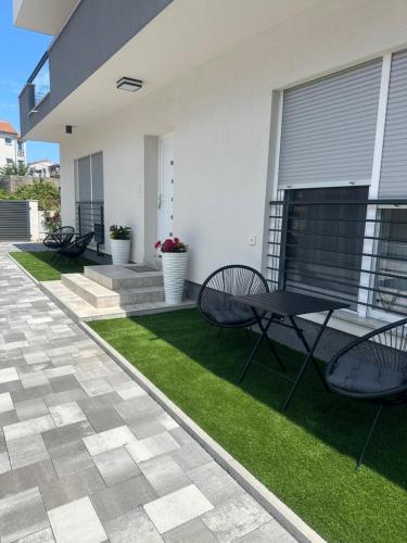 Κήπος έξω από το Apartments Ivano & Leo Zadar - Private Parking