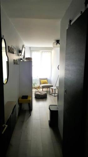 Cette chambre dispose d'un couloir et d'un salon. dans l'établissement Studio au cœur de l'hyper centre, à Caen