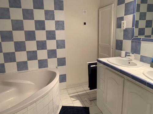 une salle de bain avec une baignoire et un lavabo dans l'établissement Maison des hirondelles petit Luberon, à Niozelles