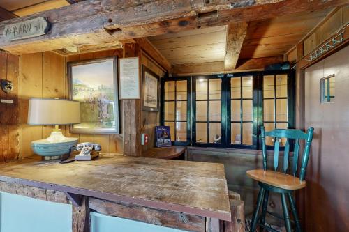 una habitación con una mesa de madera y una silla en Cooper Hill Hideout, en East Dover