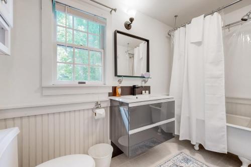 Un baño de Cooper Hill Hideout