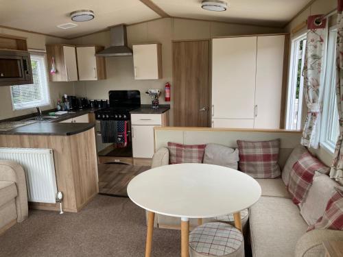 Kuchyň nebo kuchyňský kout v ubytování Birchington vale caravan holiday park