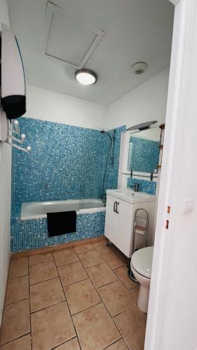 une salle de bain avec une baignoire, un lavabo et des toilettes dans l'établissement Villa avec piscine 3 chambres et 3 salles de bains à Gréoux-les-Bains, à Gréoux-les-Bains