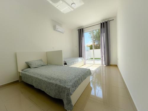 Ένα ή περισσότερα κρεβάτια σε δωμάτιο στο Holiday Cyprus 002