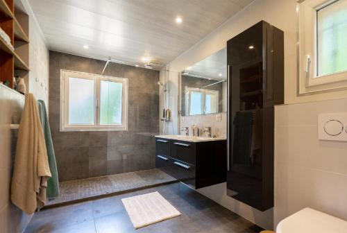 La salle de bains est pourvue d'une grande douche et d'un lavabo. dans l'établissement 06TOUR villa Tourrettes, à Tourrettes-sur-Loup