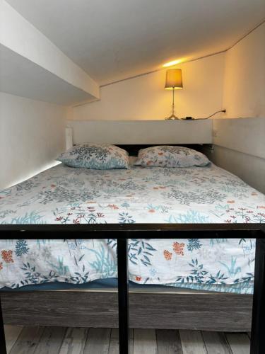 Ce lit se trouve dans un petit dortoir doté d'une lampe. dans l'établissement Love wins Montmartre, à Paris