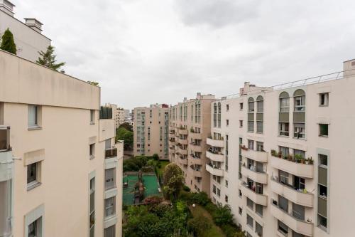 パリにあるParis center Apartment luxuryの高層ビルが立ち並ぶ街の景色