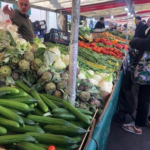 une section de produits d'un marché avec des légumes exposés dans l'établissement Paris center Apartment luxury, à Paris