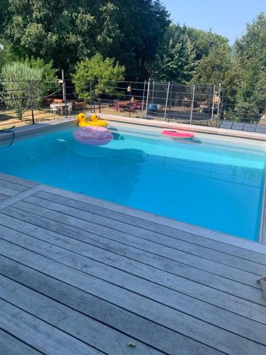- une grande piscine avec 2 frisbees dans l'établissement maison en bois au bord de l'Hérault, à Saint-Bauzille-de-Putois
