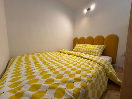 Ένα ή περισσότερα κρεβάτια σε δωμάτιο στο Świętojańska 49