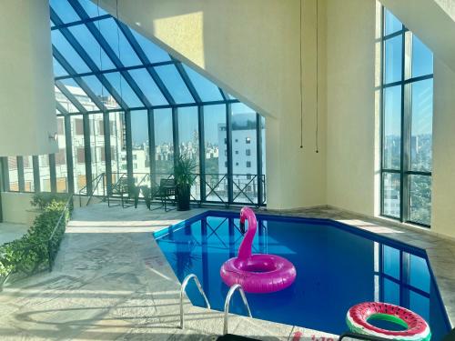 Oscar Freire Hotel RDS Sao Paulo في ساو باولو: مسبح مع فلامنغو وردي في مبنى