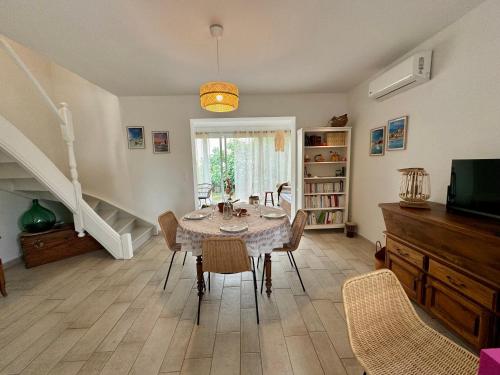 une salle à manger avec une table et des chaises dans l'établissement Evasion de rêve à Casa Nina, à Borgo