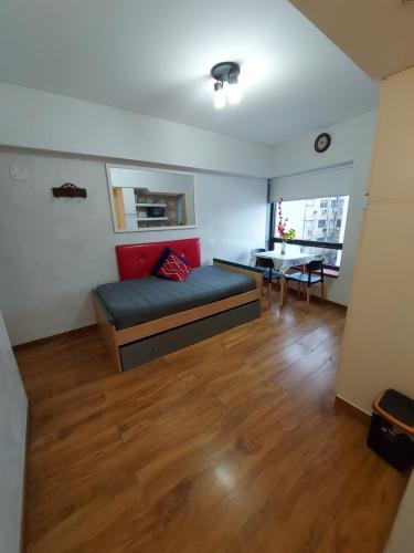 una sala de estar con un sofá y una mesa en Torre Obelisco, en Buenos Aires