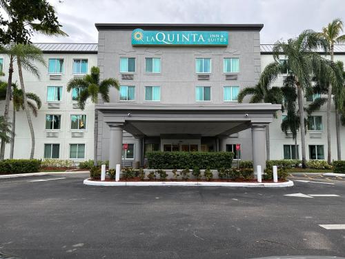 サンライズにあるLa Quinta Inn & Suites by Wyndham Sawgrassのホテル前の空き駐車場