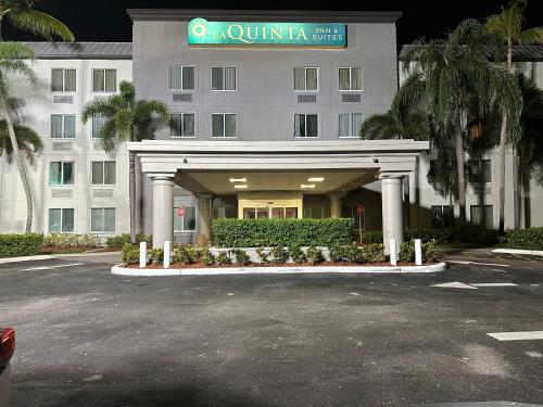 um parque de estacionamento em frente a um hotel em La Quinta Inn & Suites by Wyndham Sawgrass em Sunrise