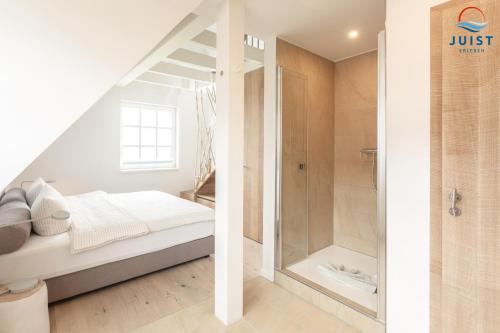 ein weißes Schlafzimmer mit einer Dusche und einem Bett in der Unterkunft Haus Seepferdchen 238 - Ferienhaus Watt in Juist