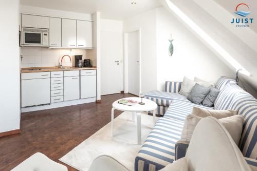 a living room with a couch and a table at Haus Inselresidenz Strandburg Wohnung S305 in Juist