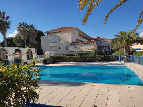 una gran piscina frente a una casa en Lou Mas Azur, en Le Lavandou