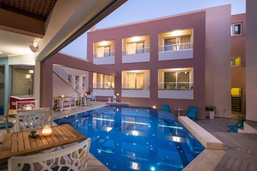 une piscine en face d'un bâtiment dans l'établissement Omiros Boutique Hotel (Adults Only), à Réthymnon