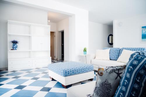 sala de estar con sofá y suelo a cuadros en Villa SognoSalento, en Porto Cesareo