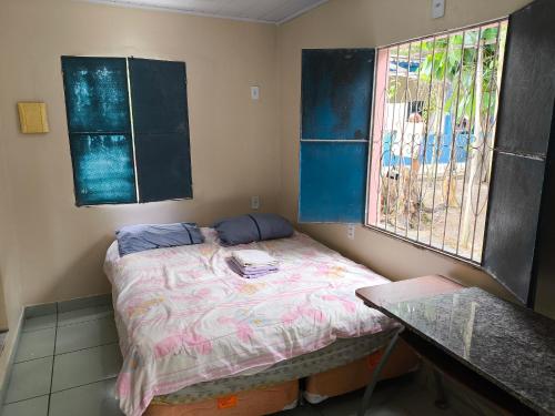 Una cama o camas en una habitación de Quartos Econômicos