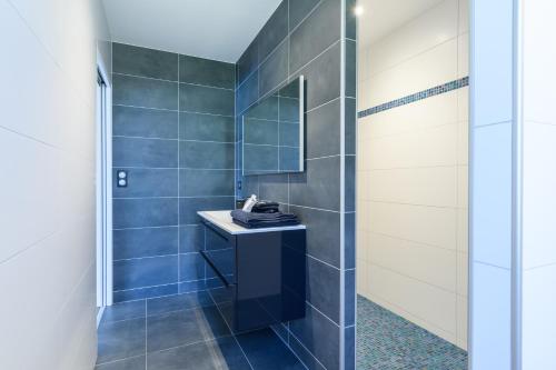 une salle de bain avec un lavabo et une douche dans l'établissement Superbe Villa au calme avec piscine, à Pontenx-les-Forges