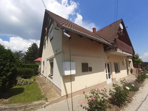 Livi Apartman merevfalú kerti medencével