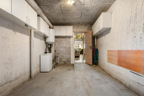 une chambre vide avec un réfrigérateur et un couloir dans l'établissement Carmen Village Naturiste Héliopolis AB 50 m plage, au Cap d'Agde