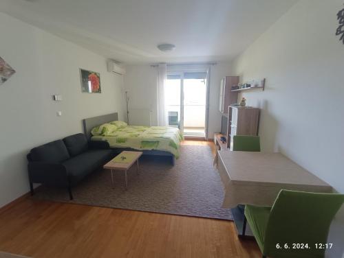 Posteľ alebo postele v izbe v ubytovaní Dalija apartman