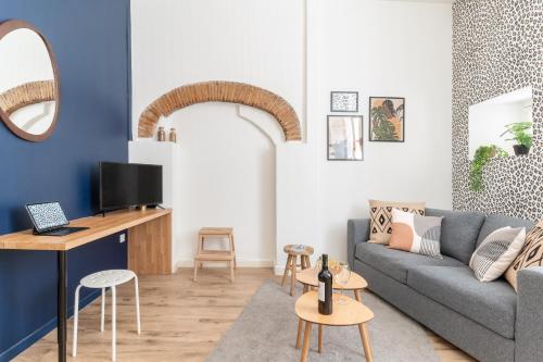 un salon avec un canapé et une table dans l'établissement Le Rococo - Expérience léopard - Centre-ville, à Nantes