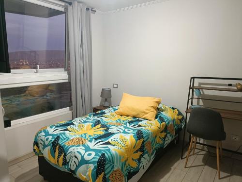 niewielka sypialnia z łóżkiem i oknem w obiekcie Pacifico 802 w mieście Arica