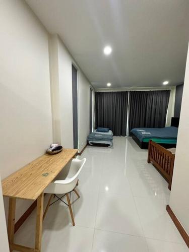 a room with a desk and a bed at Mountain hills house poolvilla saraburi muaklek in Ban Sap Phrik
