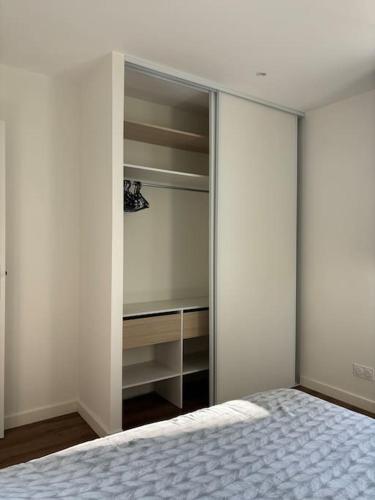 - une chambre avec un lit et un placard dans l'établissement Appartement proche de la gare, à Rodez