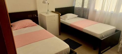 Postel nebo postele na pokoji v ubytování ART Apartment Durres Albania