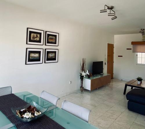 TV a/nebo společenská místnost v ubytování Sunny 2 bedroom flat in Engomi