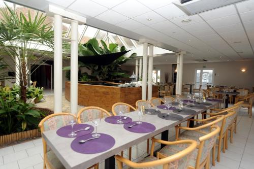 a dining room with a long table and chairs at Au Sauvage in Lorris