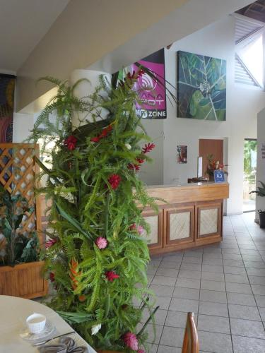 a christmas tree in the middle of a room at Tiki Hôtel - Hôtel d'application du Lycée de Tahiti in Punaauia