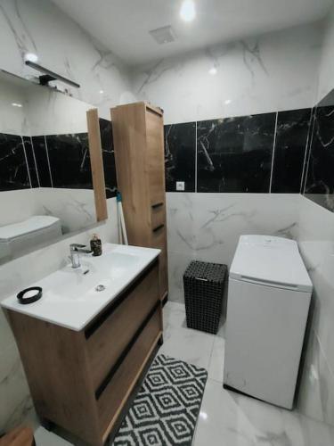 une salle de bain avec un lavabo et des toilettes dans l'établissement SUİTE 44m2 avec piscine, à Morières-lès-Avignon