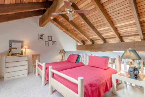 2 camas en un dormitorio con techos de madera en Snowcreek Condo 1516, en Sun Valley