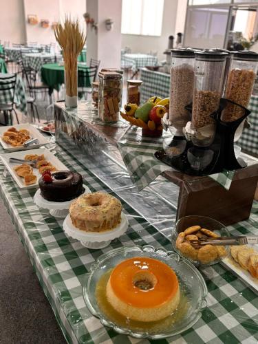 een tafel met verschillende soorten gebak en desserts bij Saint James Palace Hotel in Lençóis Paulista